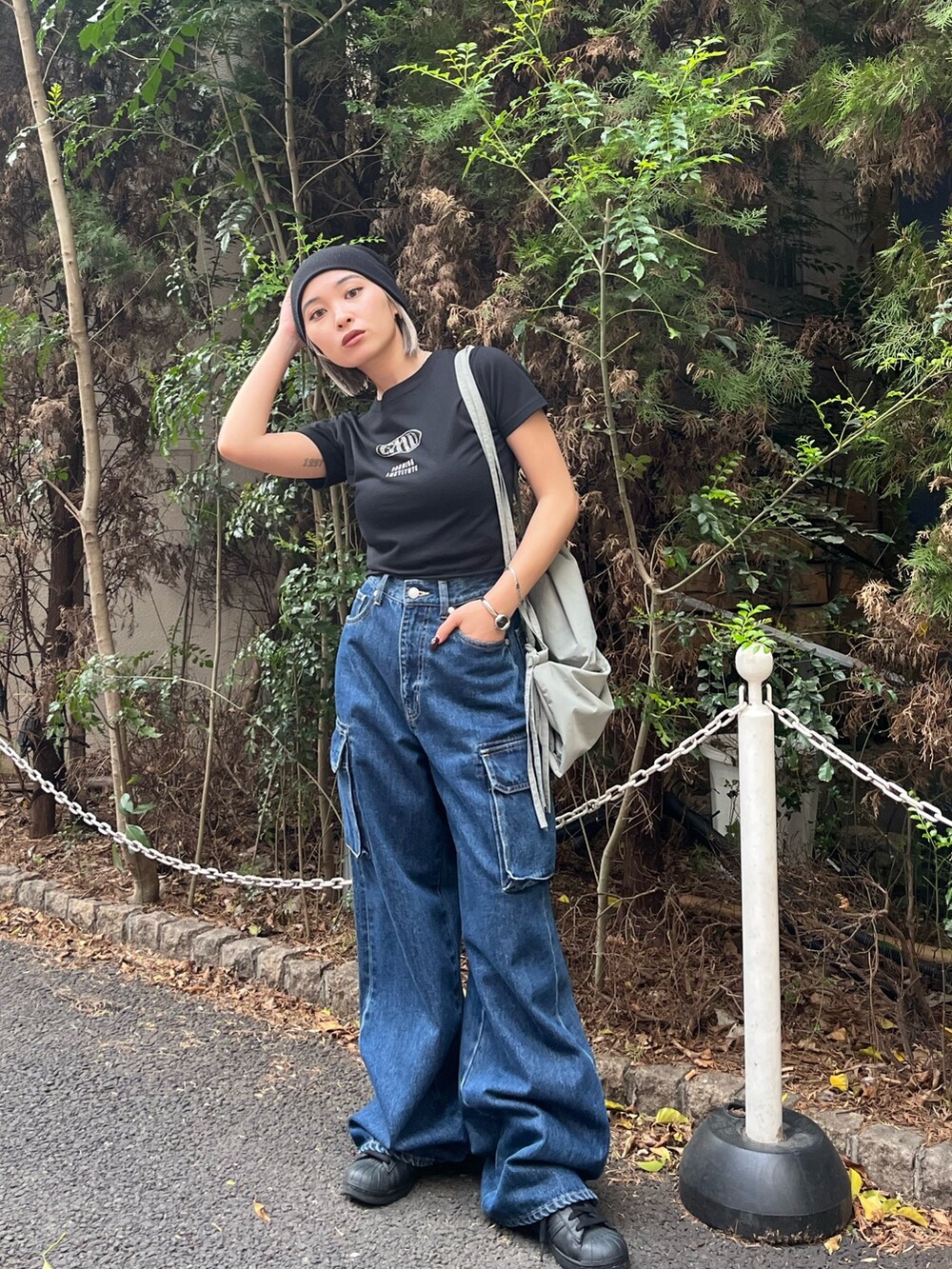 ブルー系のデニムパンツ、ホワイト系のTシャツ/カットソー、グレー系のバックパック/リュックを着用したレディースの春コーディネートの2枚目の写真