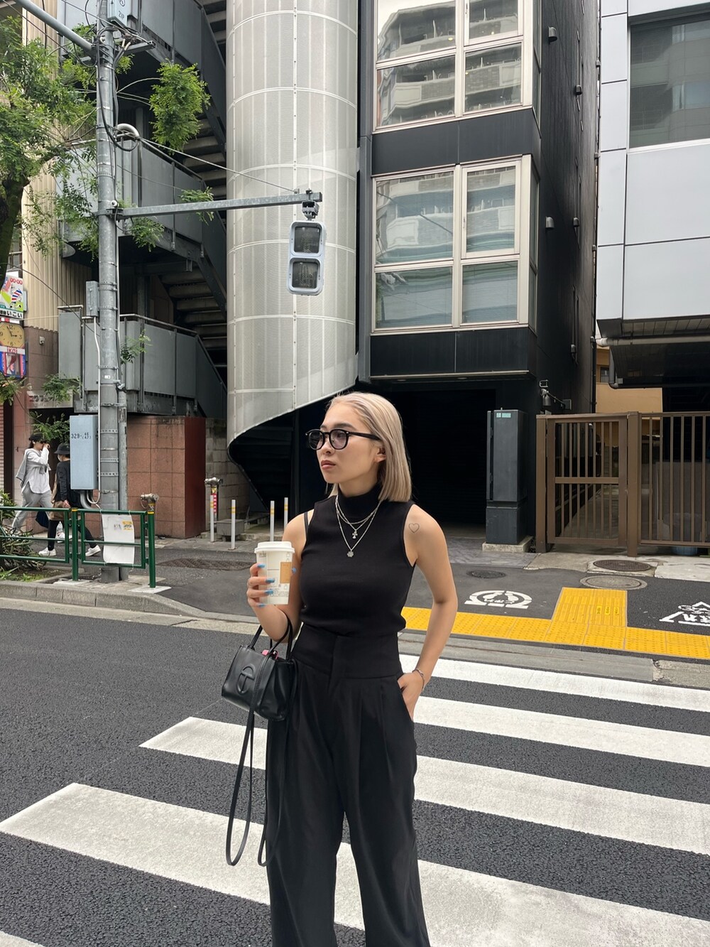 ブラック系のタンクトップ、ブラック系のその他パンツ、ベージュ系のサンダルを着用したレディースの春コーディネートの2枚目の写真