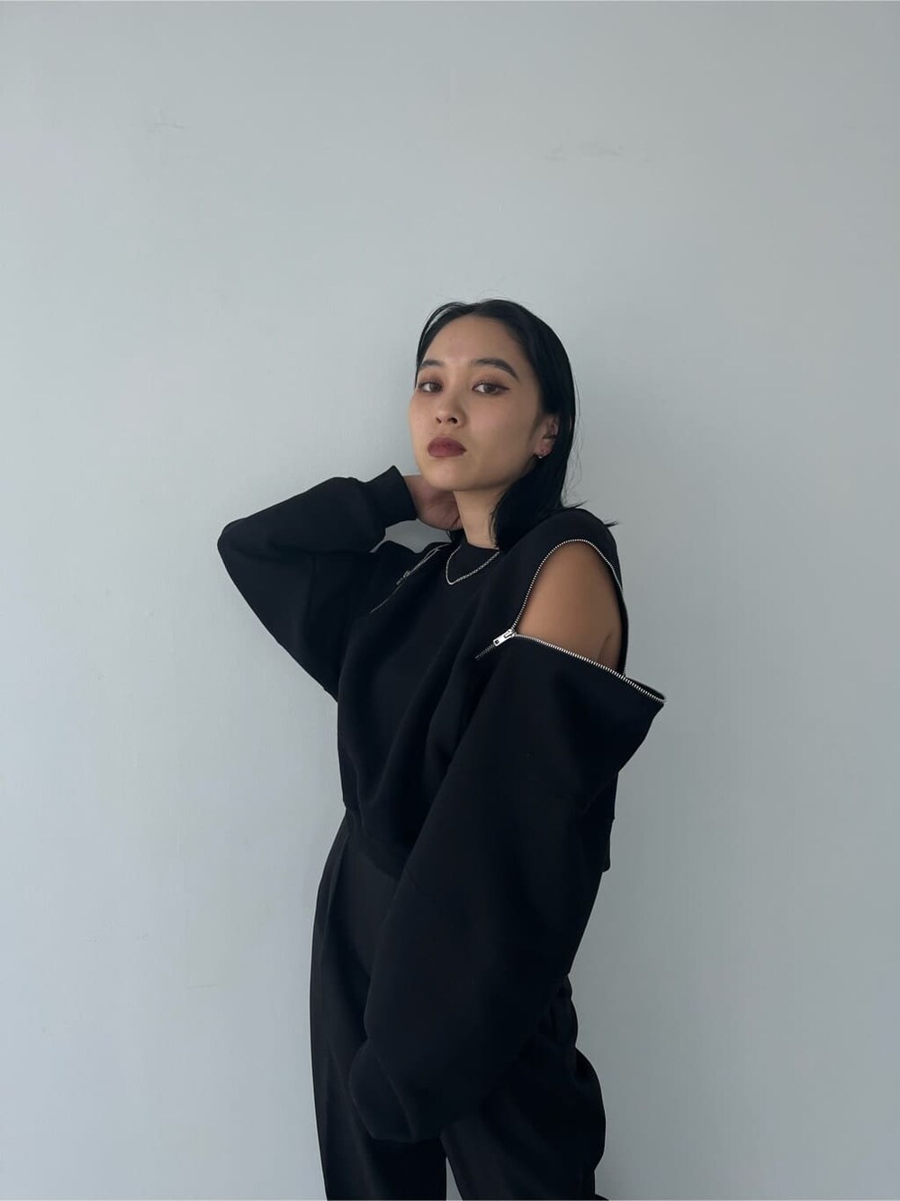 ブラック系のスラックス、その他のパンプス、ブラック系のTシャツ/カットソーを着用したレディースの秋コーディネートの2枚目の写真