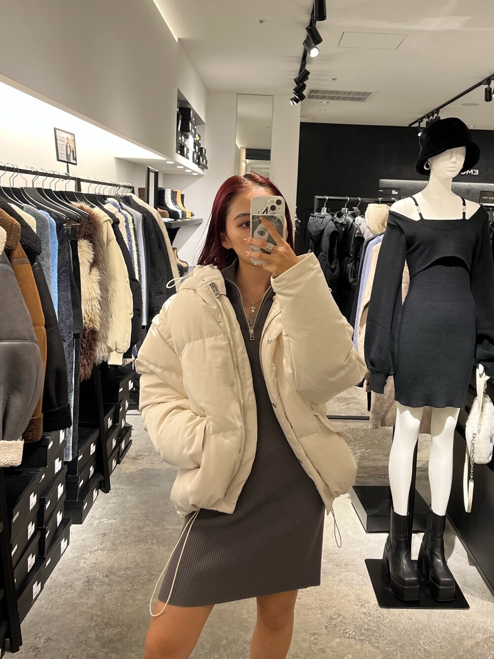 ホワイト系のブルゾン、グレー系のワンピースを着用したレディースの秋コーディネートの2枚目の写真