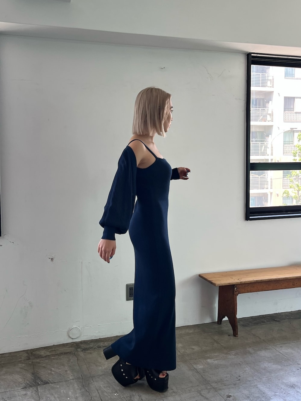 ブルー系のワンピース、ブラック系のサンダルを着用したレディースの夏コーディネートの2枚目の写真