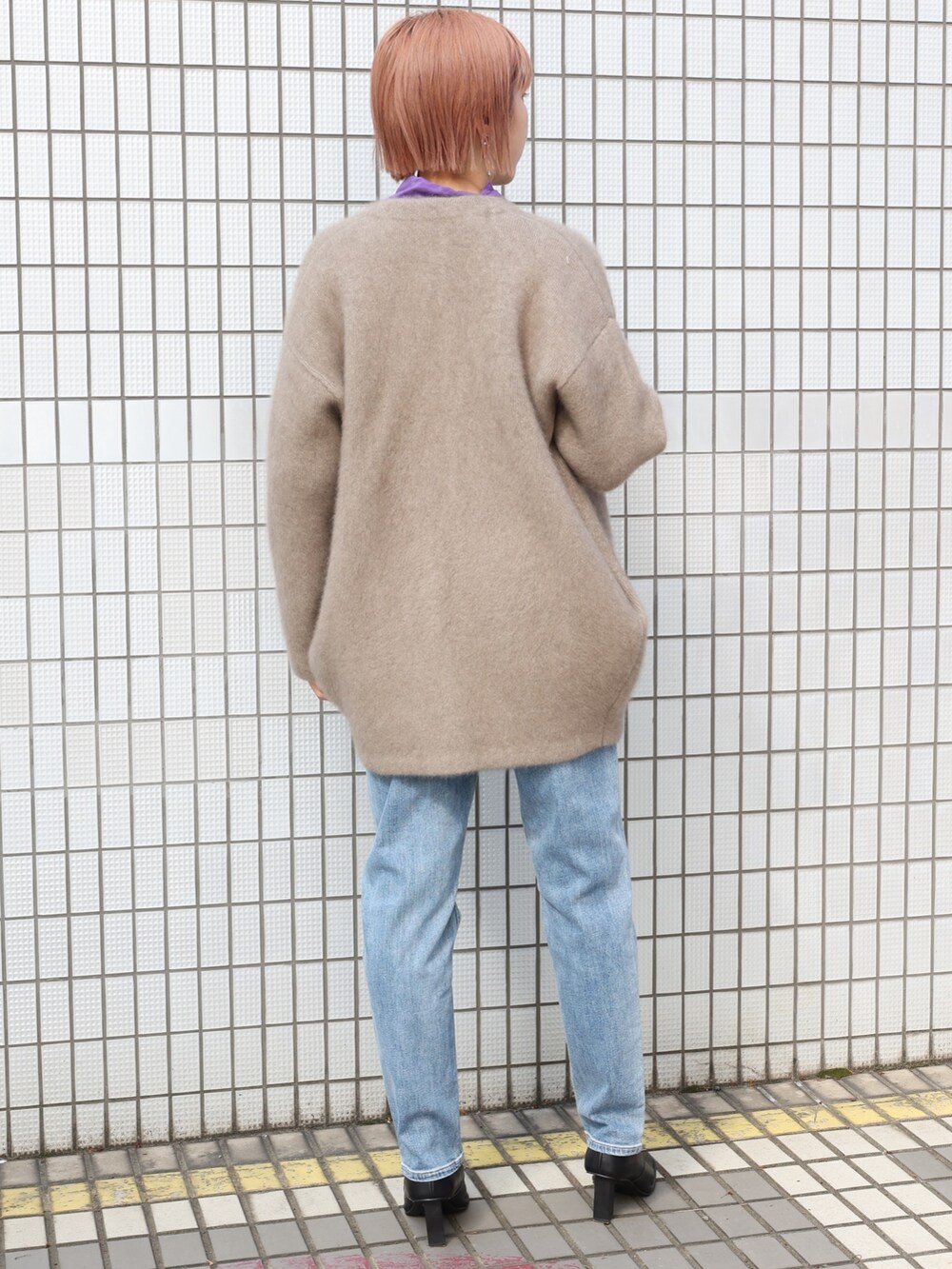 「ELENDEEK、エレンディーク、ふわふわ、ラクーンニット、カラーコーデ、デニムパンツ、デニムコーデ、大人カジュアル、カジュアルコーデ、カーディガン、冬のコーデ」｜「ELENDEEKのストレートラフデニム（デニムパンツ、ブルー系）」を使った、NORIKO NAKATSURUさん（レディース・162cm）の夏コーディネートの3枚目の写真