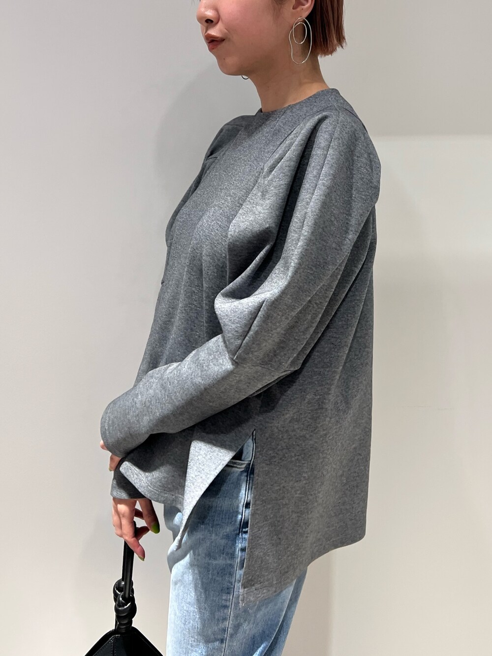 「エレンディーク、ELENDEEK、きれいめカジュアル、デニムパンツスタイル、デニムパンツ、ラフ、ラフコーデ」｜「ELENDEEKのWINDING PIERCE（ピアス（両耳用）、ゴールド系）」を使った、NORIKO NAKATSURUさん（レディース・162cm）の春コーディネートの6枚目の写真