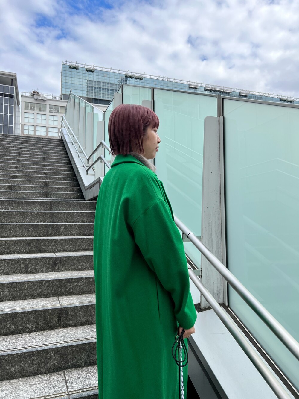 「エレガント、ELENDEEK、エレンディーク、グリーン、チェスターコート、ロングコート、デニムパンツ、きれいめカジュアル」｜「ELENDEEKのCOCOON CHESTER CT（チェスターコート、グリーン系）」を使った、NORIKO NAKATSURUさん（レディース・162cm）の冬コーディネートの6枚目の写真