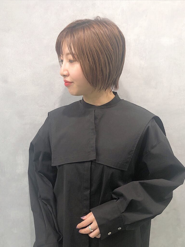 「ELENDEEK、パンツ、エレンディーク、ワントーン、シャツ、スタイルアップ、セパレート、ストレスフリー、パンツコーデ、リラックス、ハイネック、カジュアルコーデ、取り外し可能、2way、大人カジュアル」｜「ELENDEEKの2 PIECE STAND COLLAR SH（シャツ/ブラウス、ブラック系）」を使った、NORIKO NAKATSURUさん（レディース・162cm）の秋コーディネートの6枚目の写真