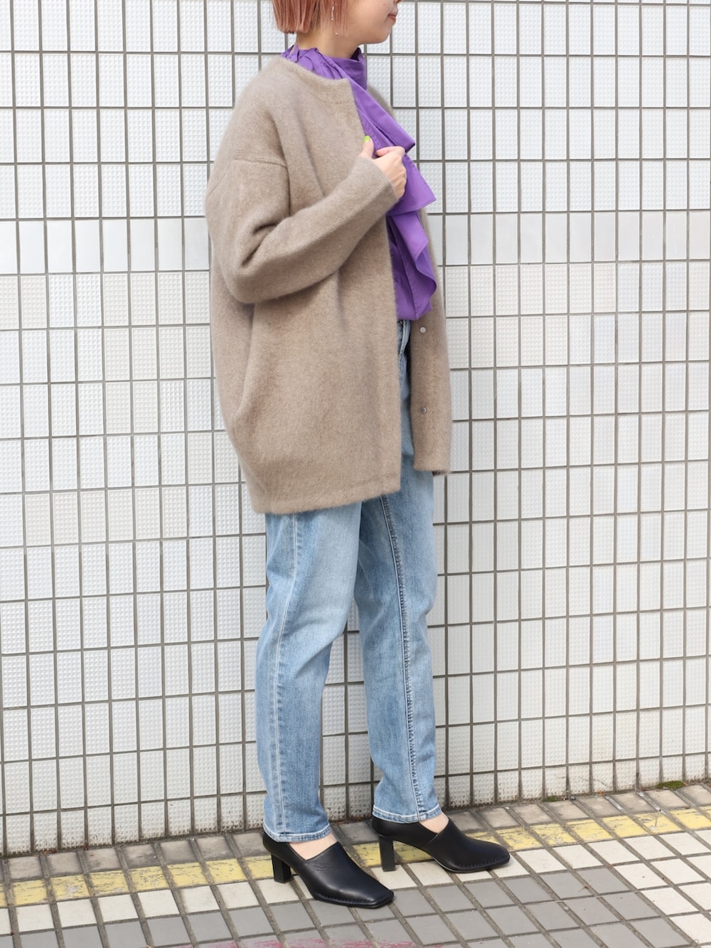 「ELENDEEK、エレンディーク、ふわふわ、ラクーンニット、カラーコーデ、デニムパンツ、デニムコーデ、大人カジュアル、カジュアルコーデ、カーディガン、冬のコーデ」｜「ELENDEEKのストレートラフデニム（デニムパンツ、ブルー系）」を使った、NORIKO NAKATSURUさん（レディース・162cm）の夏コーディネートの4枚目の写真