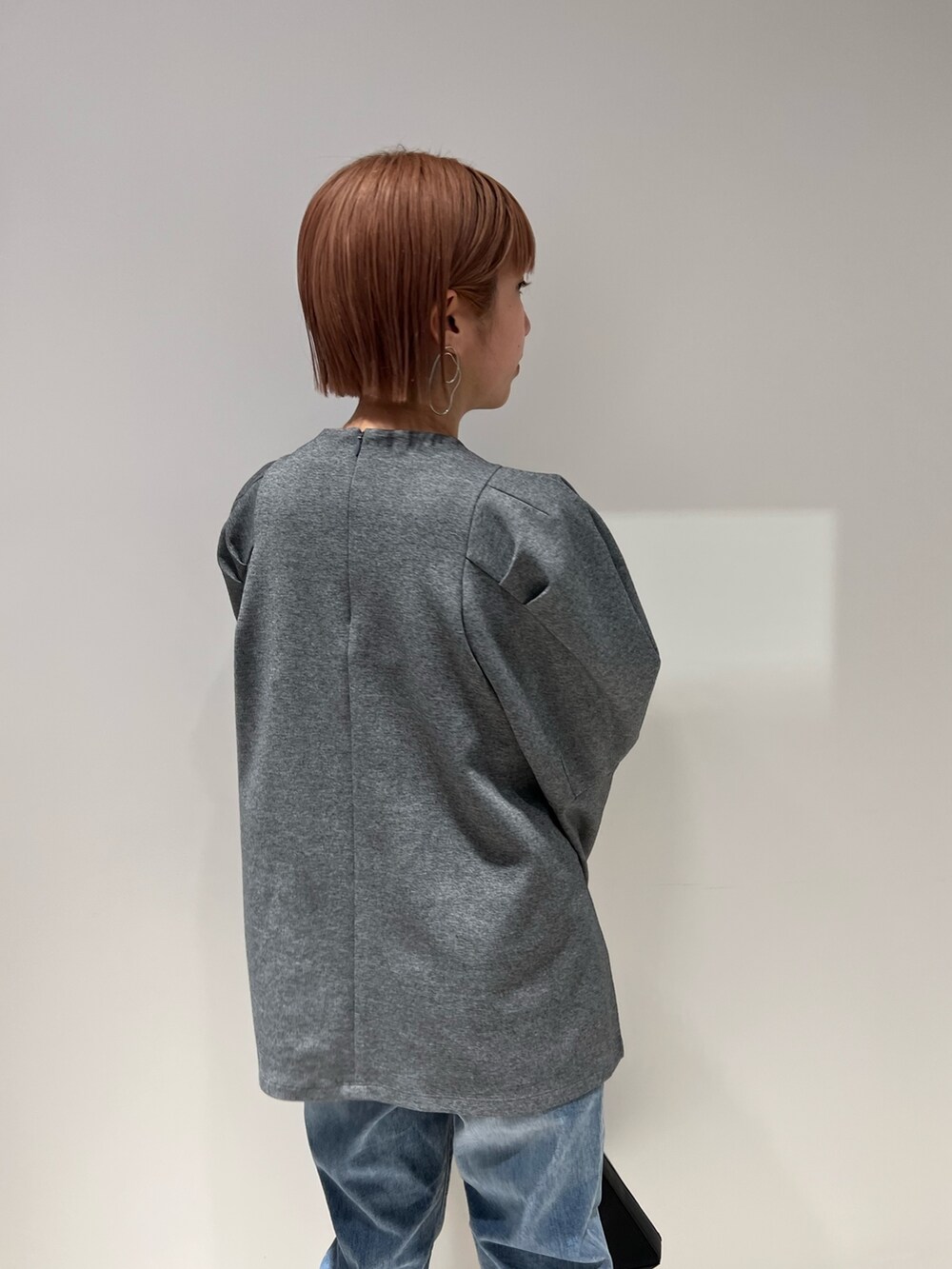 「エレンディーク、ELENDEEK、きれいめカジュアル、デニムパンツスタイル、デニムパンツ、ラフ、ラフコーデ」｜「ELENDEEKのWINDING PIERCE（ピアス（両耳用）、ゴールド系）」を使った、NORIKO NAKATSURUさん（レディース・162cm）の春コーディネートの7枚目の写真