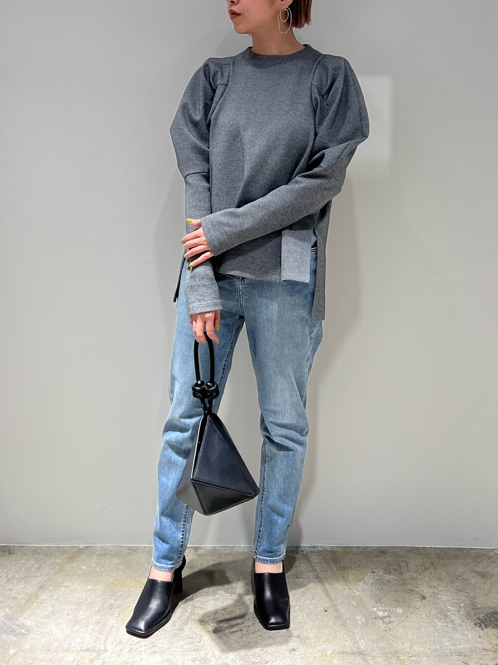 「エレンディーク、ELENDEEK、きれいめカジュアル、デニムパンツスタイル、デニムパンツ、ラフ、ラフコーデ」｜「ELENDEEKのWINDING PIERCE（ピアス（両耳用）、ゴールド系）」を使った、NORIKO NAKATSURUさん（レディース・162cm）の春コーディネートの3枚目の写真