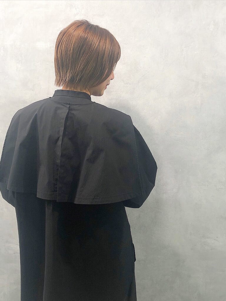 「ELENDEEK、パンツ、エレンディーク、ワントーン、シャツ、スタイルアップ、セパレート、ストレスフリー、パンツコーデ、リラックス、ハイネック、カジュアルコーデ、取り外し可能、2way、大人カジュアル」｜「ELENDEEKの2 PIECE STAND COLLAR SH（シャツ/ブラウス、ブラック系）」を使った、NORIKO NAKATSURUさん（レディース・162cm）の秋コーディネートの5枚目の写真