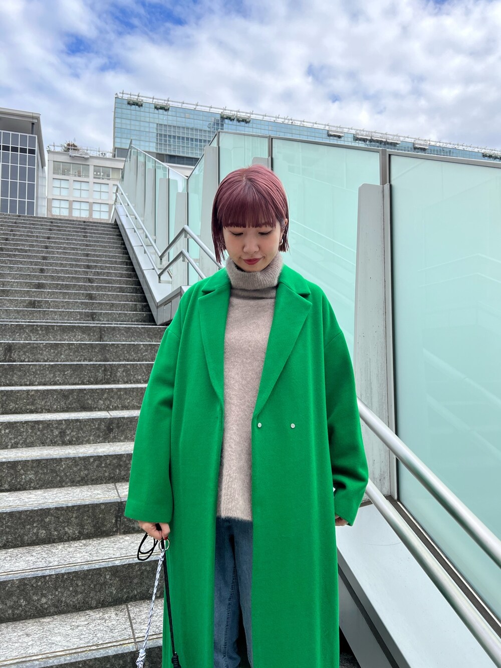 「エレガント、ELENDEEK、エレンディーク、グリーン、チェスターコート、ロングコート、デニムパンツ、きれいめカジュアル」｜「ELENDEEKのCOCOON CHESTER CT（チェスターコート、グリーン系）」を使った、NORIKO NAKATSURUさん（レディース・162cm）の冬コーディネートの4枚目の写真