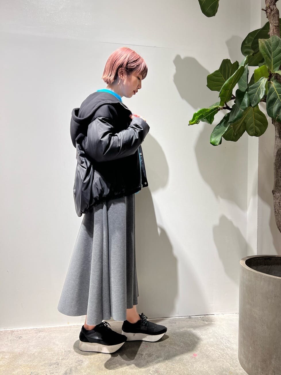 「ストレスフリー、MARK STYLER、リラックス、大人カジュアル、エレンディーク、おうち時間、高身長女子、ELENDEEK、162cmコーデ、ゆるコーデ」｜「ELENDEEKのPLATFORM SNEAKERS（スニーカー、ブラック系）」を使った、NORIKO NAKATSURUさん（レディース・162cm）の夏コーディネートの2枚目の写真