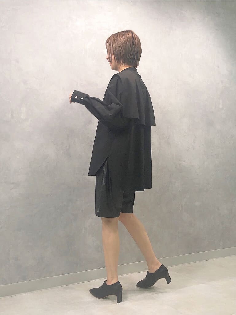 「ELENDEEK、パンツ、エレンディーク、ワントーン、シャツ、スタイルアップ、セパレート、ストレスフリー、パンツコーデ、リラックス、ハイネック、カジュアルコーデ、取り外し可能、2way、大人カジュアル」｜「ELENDEEKの2 PIECE STAND COLLAR SH（シャツ/ブラウス、ブラック系）」を使った、NORIKO NAKATSURUさん（レディース・162cm）の秋コーディネートの3枚目の写真