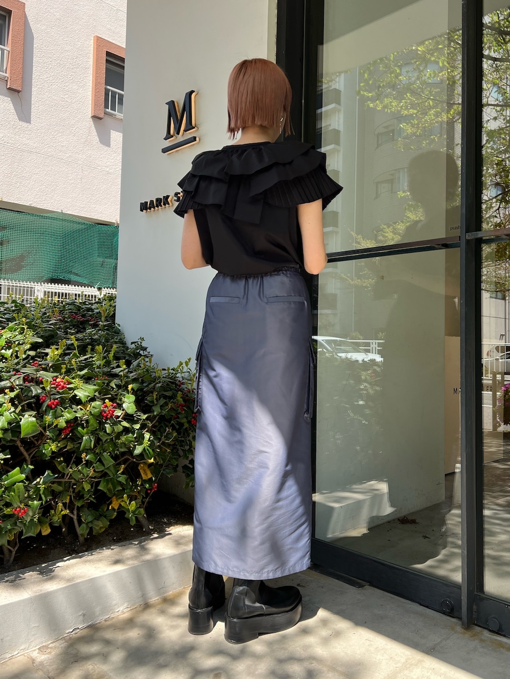 「ELENDEEK、エレンディーク、エレガント、カジュアルコーデ、フリルブラウス、フリルトップス、フリル、ワークスタイル」｜「ELENDEEKのカーゴポケットスカート（スカート、ブルー系）」を使った、NORIKO NAKATSURUさん（レディース・162cm）の春コーディネートの4枚目の写真