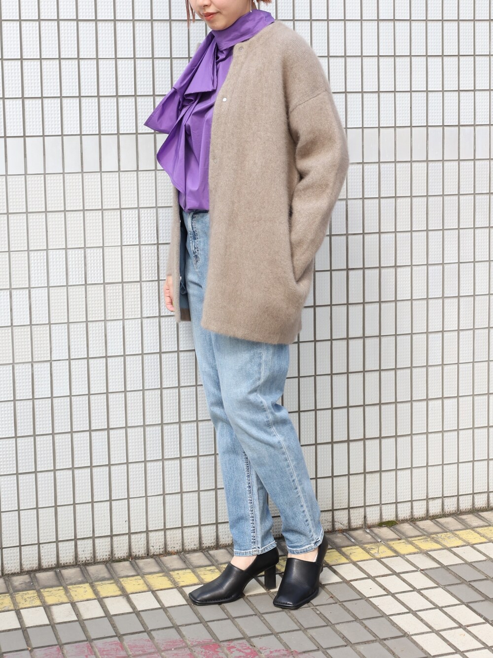 「ELENDEEK、エレンディーク、ふわふわ、ラクーンニット、カラーコーデ、デニムパンツ、デニムコーデ、大人カジュアル、カジュアルコーデ、カーディガン、冬のコーデ」｜「ELENDEEKのストレートラフデニム（デニムパンツ、ブルー系）」を使った、NORIKO NAKATSURUさん（レディース・162cm）の夏コーディネートの2枚目の写真