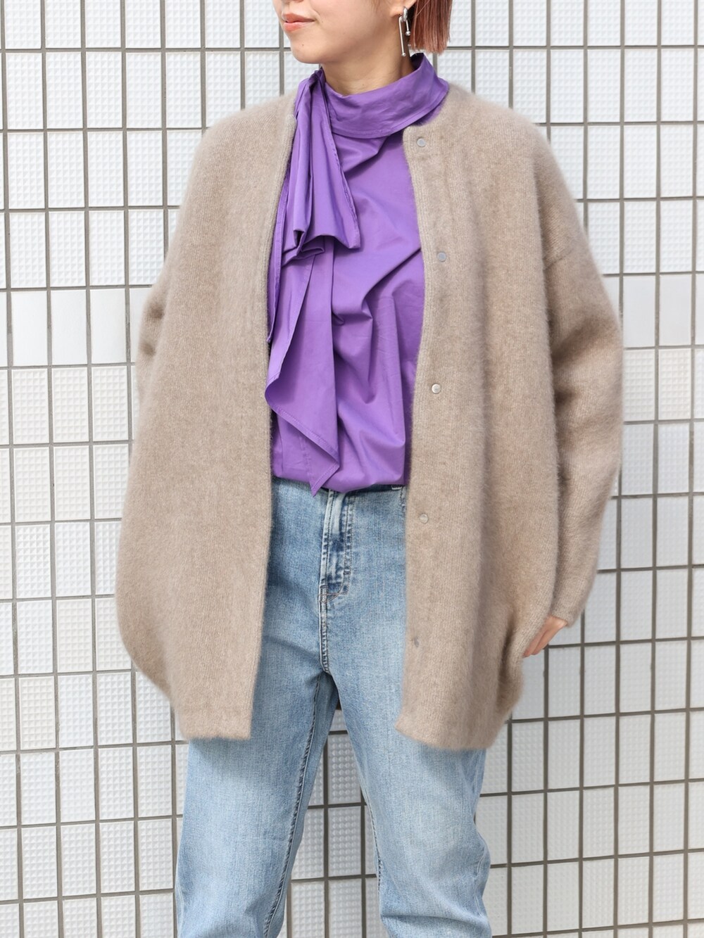 「ELENDEEK、エレンディーク、ふわふわ、ラクーンニット、カラーコーデ、デニムパンツ、デニムコーデ、大人カジュアル、カジュアルコーデ、カーディガン、冬のコーデ」｜「ELENDEEKのストレートラフデニム（デニムパンツ、ブルー系）」を使った、NORIKO NAKATSURUさん（レディース・162cm）の夏コーディネートの5枚目の写真