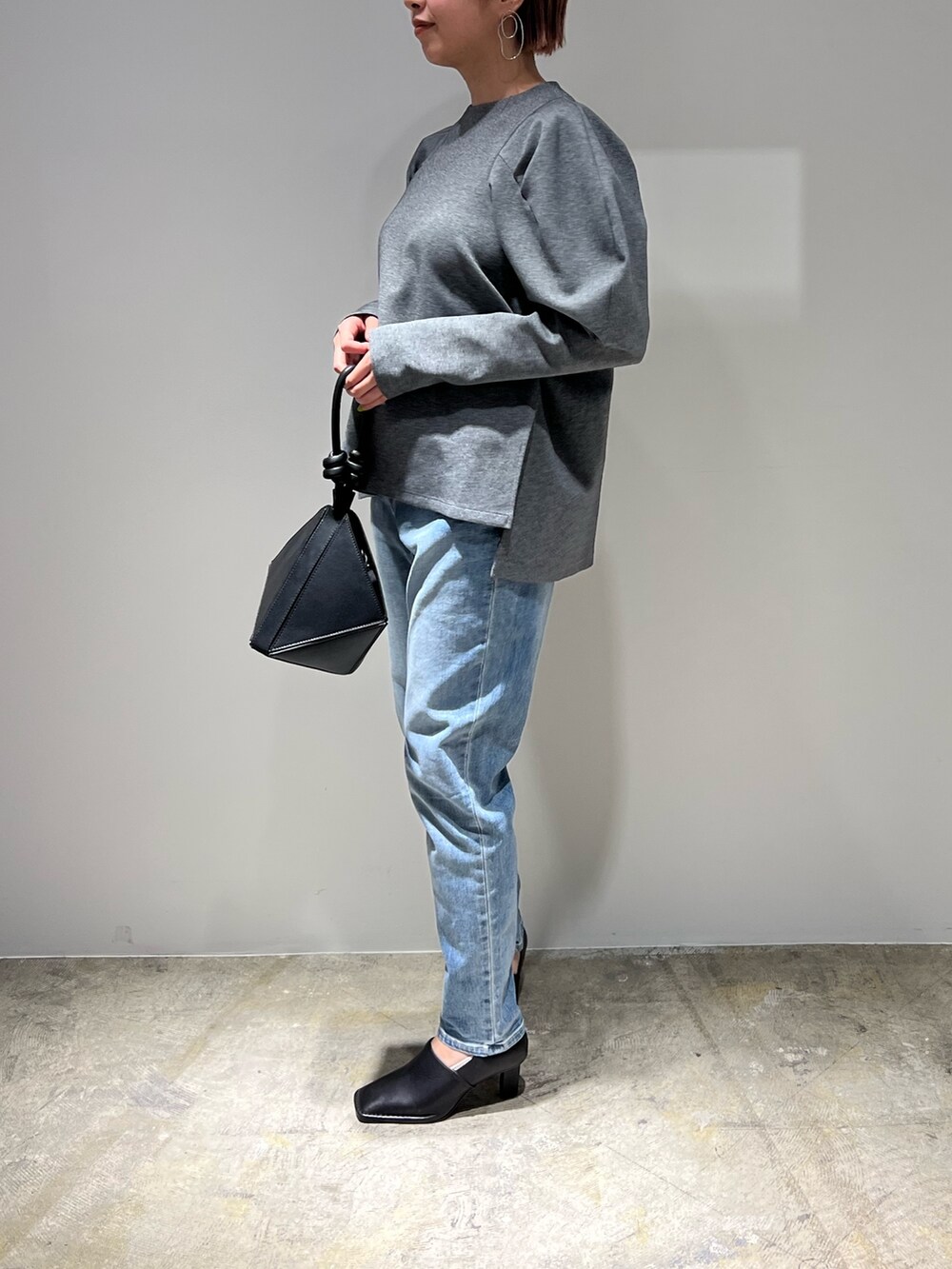 「エレンディーク、ELENDEEK、きれいめカジュアル、デニムパンツスタイル、デニムパンツ、ラフ、ラフコーデ」｜「ELENDEEKのWINDING PIERCE（ピアス（両耳用）、ゴールド系）」を使った、NORIKO NAKATSURUさん（レディース・162cm）の春コーディネートの5枚目の写真