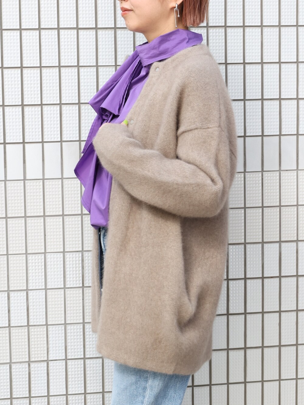 「ELENDEEK、エレンディーク、ふわふわ、ラクーンニット、カラーコーデ、デニムパンツ、デニムコーデ、大人カジュアル、カジュアルコーデ、カーディガン、冬のコーデ」｜「ELENDEEKのストレートラフデニム（デニムパンツ、ブルー系）」を使った、NORIKO NAKATSURUさん（レディース・162cm）の夏コーディネートの6枚目の写真