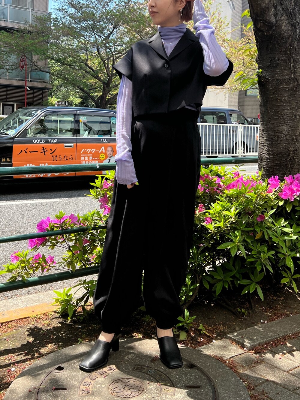「ELENDEEK、エレンディーク、セットアップ、ジャケットスタイル、セットアップスタイル、ブラックコーデ、カジュアルコーデ」｜「ELENDEEKのショートテーラードジャケット（テーラードジャケット、ブラック系）」を使った、NORIKO NAKATSURUさん（レディース・162cm）の春コーディネートの2枚目の写真