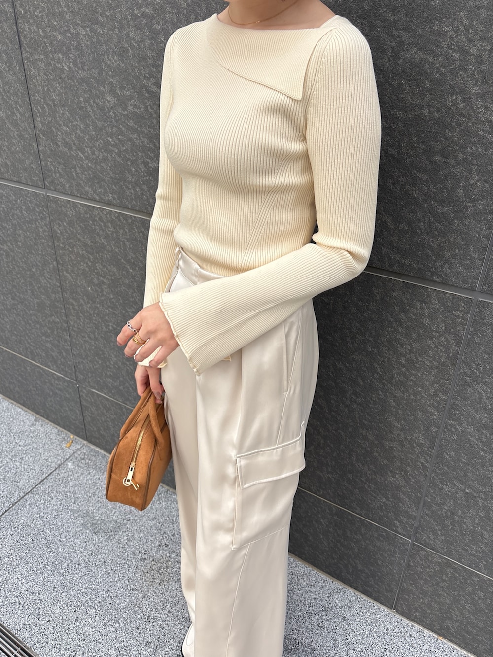 ホワイト系のカーゴパンツ、ホワイト系のニット/セーター、イエロー系のハンドバッグを着用したレディースの冬コーディネートの5枚目の写真