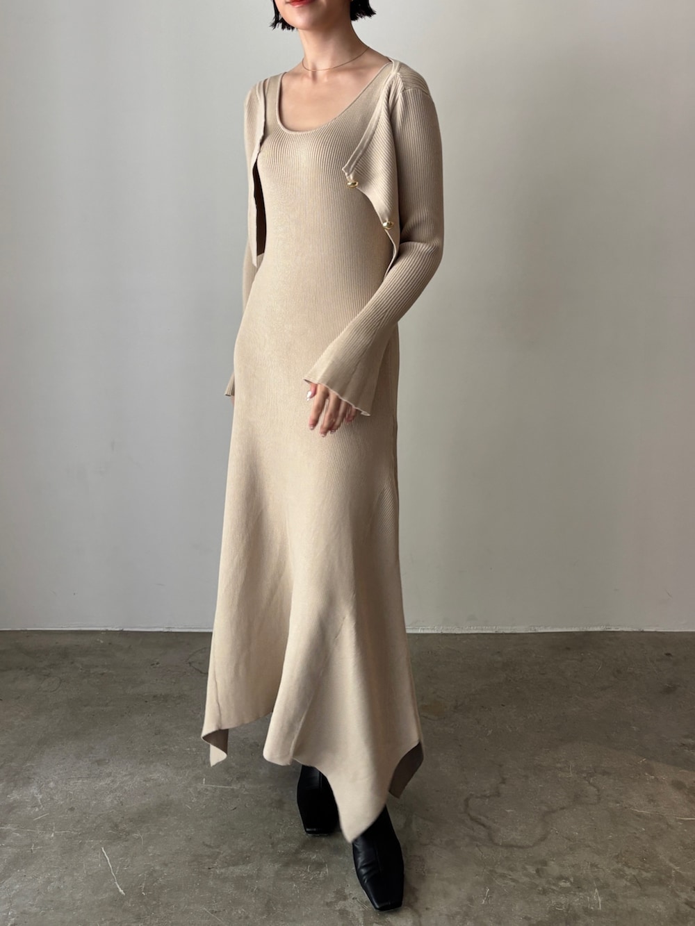 ホワイト系のワンピース、ブラウン系のボストンバッグ、ブラック系のブーツを着用したレディースの秋コーディネートの5枚目の写真