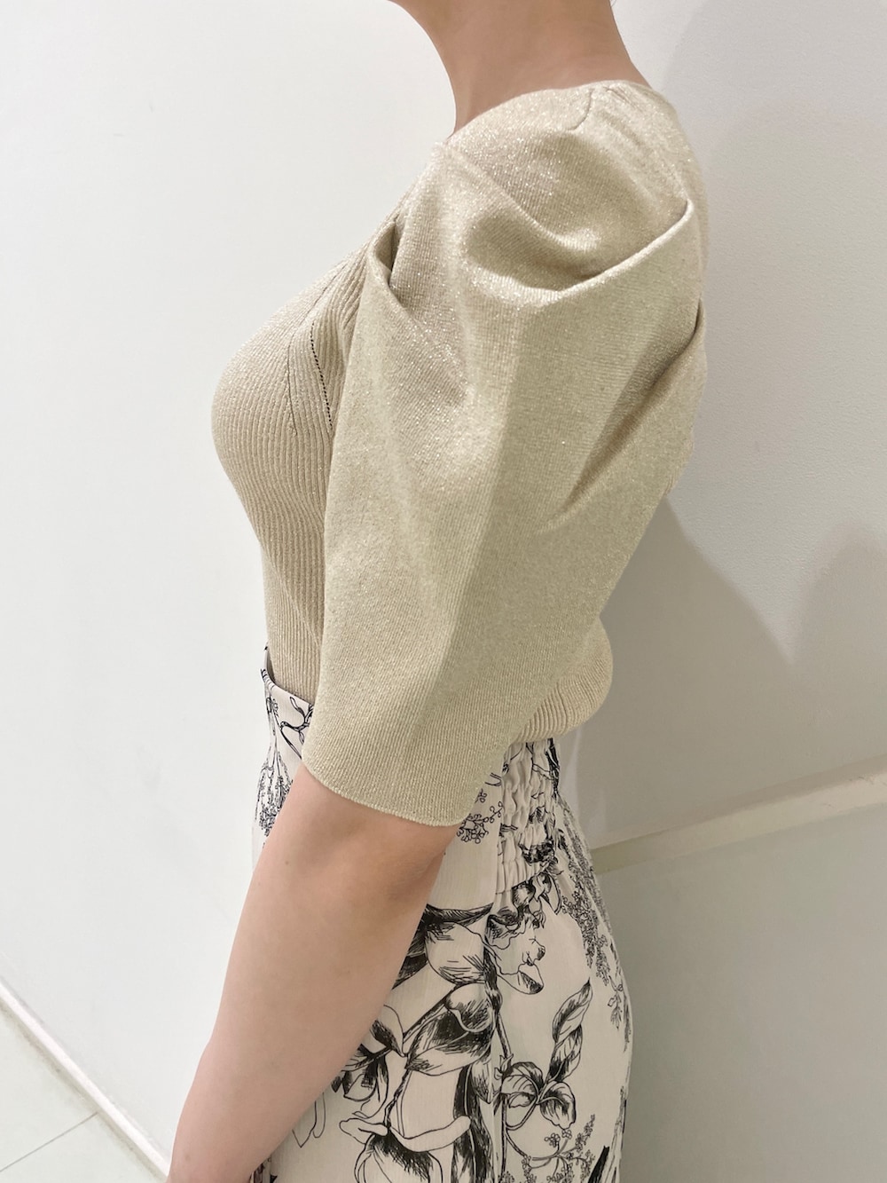 ブラウン系のテーラードジャケット、ベージュ系のニット/セーター、ホワイト系のスカートを着用したレディースの春コーディネートの9枚目の写真