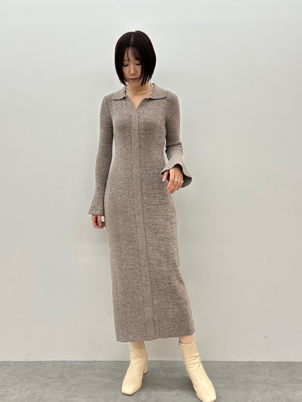 ホワイト系のブルゾン、ホワイト系のワンピースを着用したレディースの秋コーディネートの7枚目の写真