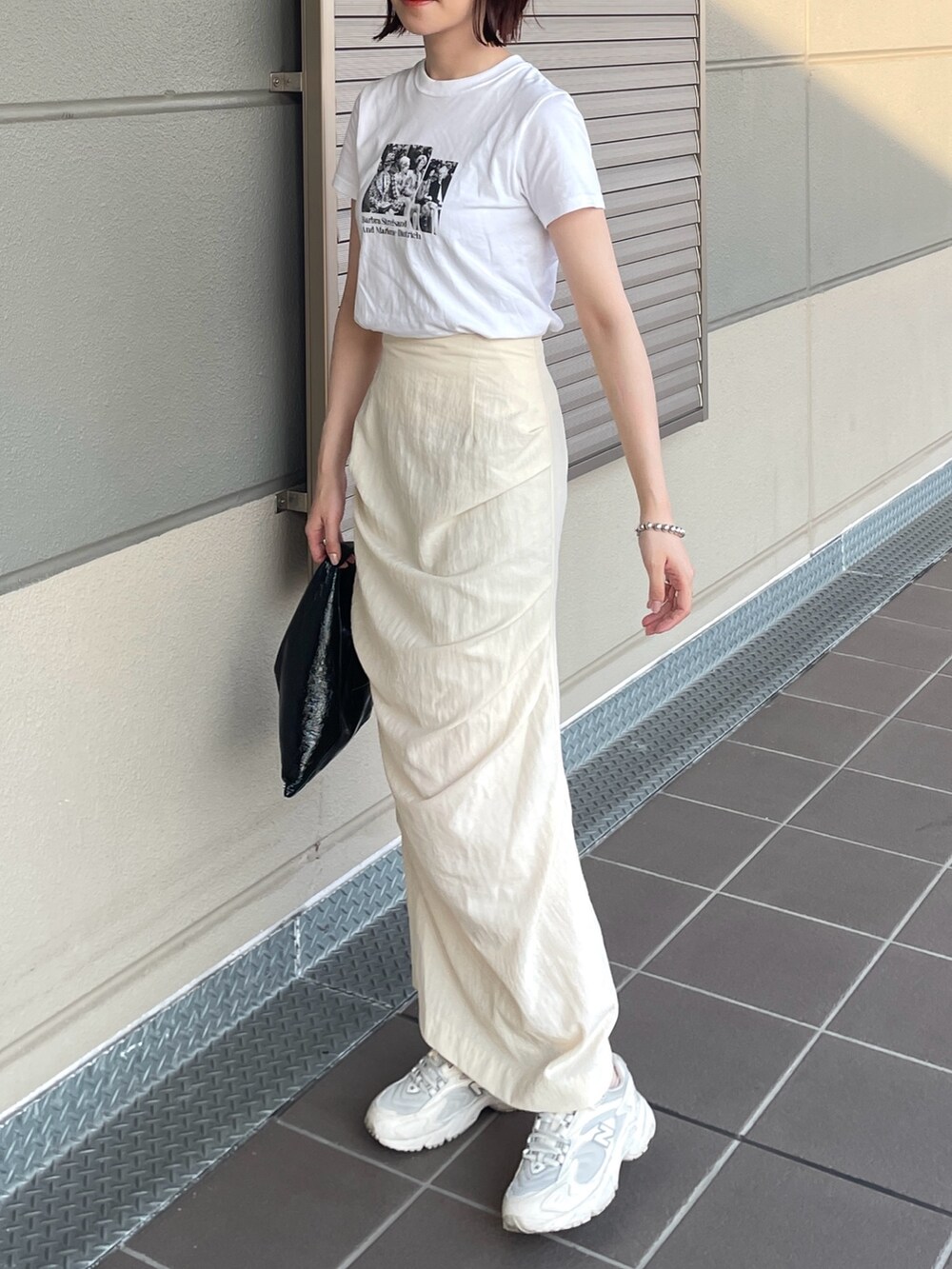 ホワイト系のTシャツ/カットソー、ホワイト系のスカートを着用したレディースの夏コーディネートの3枚目の写真