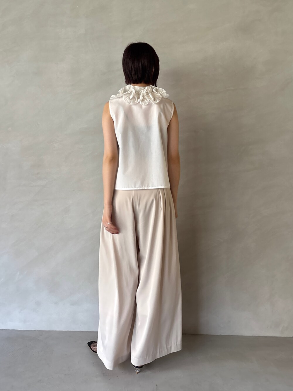 ホワイト系のその他パンツ、ホワイト系のシャツ/ブラウス、ブラック系のサンダルを着用したレディースの夏コーディネートの3枚目の写真