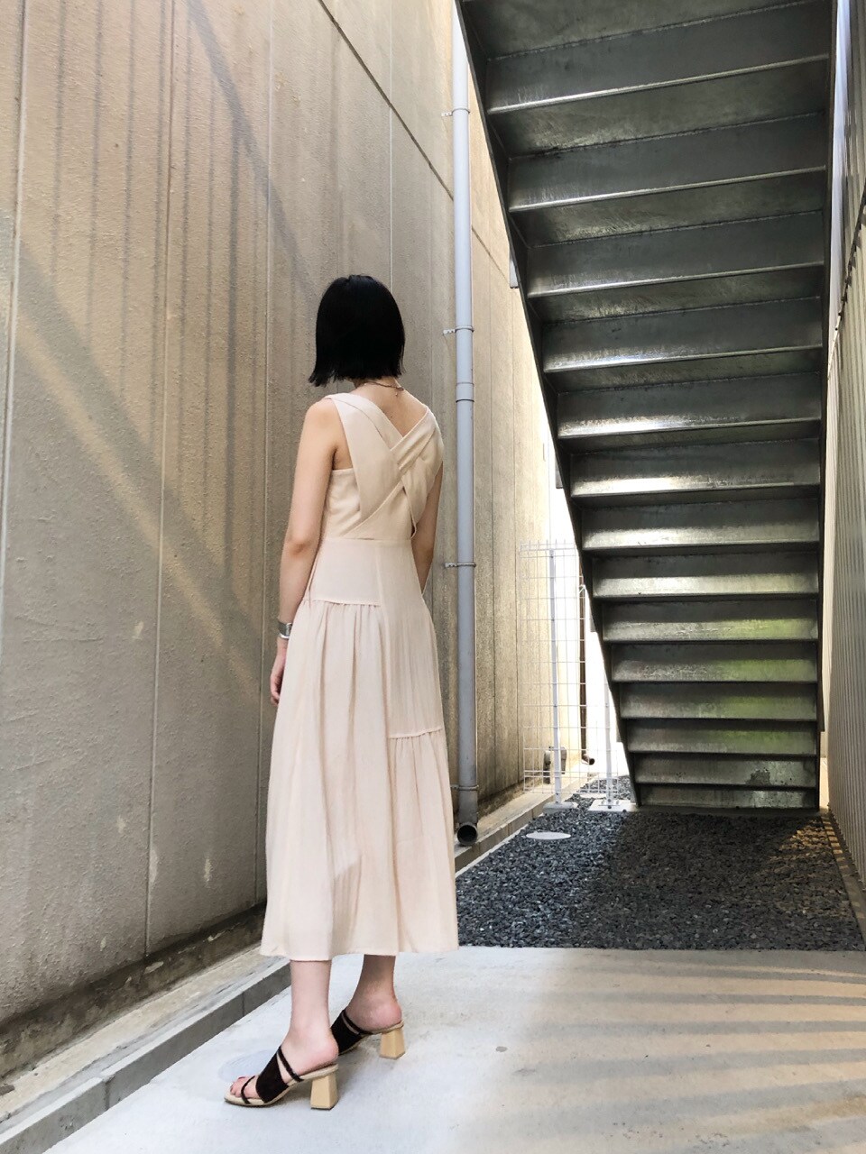 その他のその他シューズ、ホワイト系のワンピースを着用したレディースの夏コーディネートの2枚目の写真