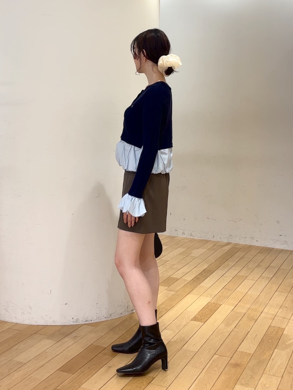 ブラウン系のその他パンツ、ブルー系のカーディガン/ボレロ、ブラック系のブーツを着用したレディースの夏コーディネートの3枚目の写真
