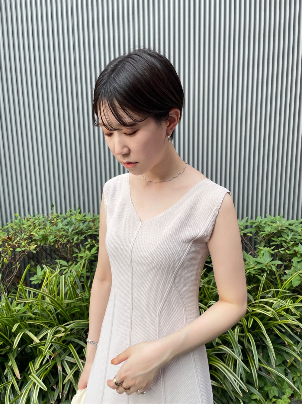 ブラウン系のサンダル、ベージュ系のワンピース、ホワイト系のカーディガン/ボレロを着用したレディースの夏コーディネートの7枚目の写真