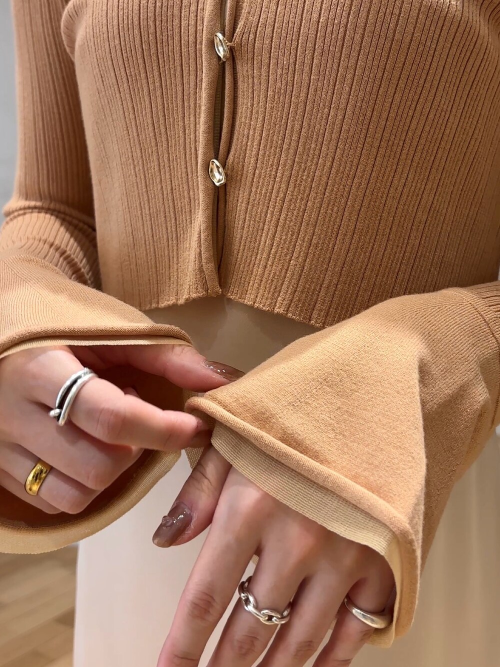 オレンジ系のワンピース、ホワイト系のサンダルを着用したレディースの春コーディネートの5枚目の写真