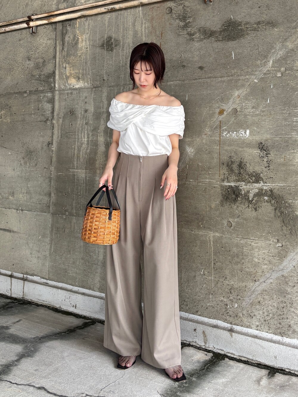 ブラウン系のその他パンツ、ブラウン系のハンドバッグ、ブラック系のサンダルを着用したレディースの夏コーディネートの2枚目の写真