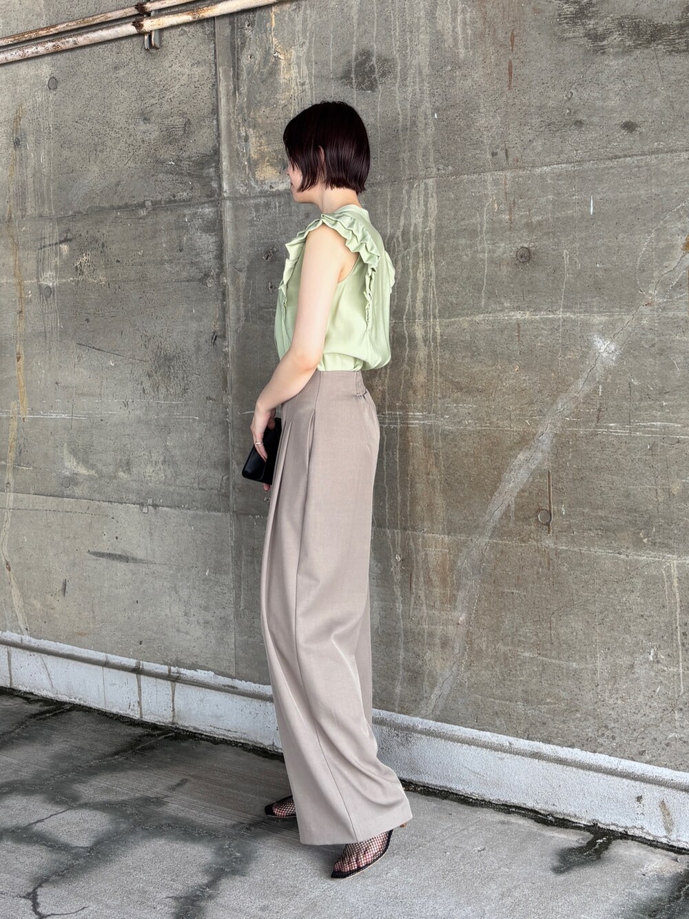 ブラウン系のその他パンツ、グリーン系のシャツ/ブラウス、ブラック系のハンドバッグを着用したレディースの夏コーディネートの5枚目の写真