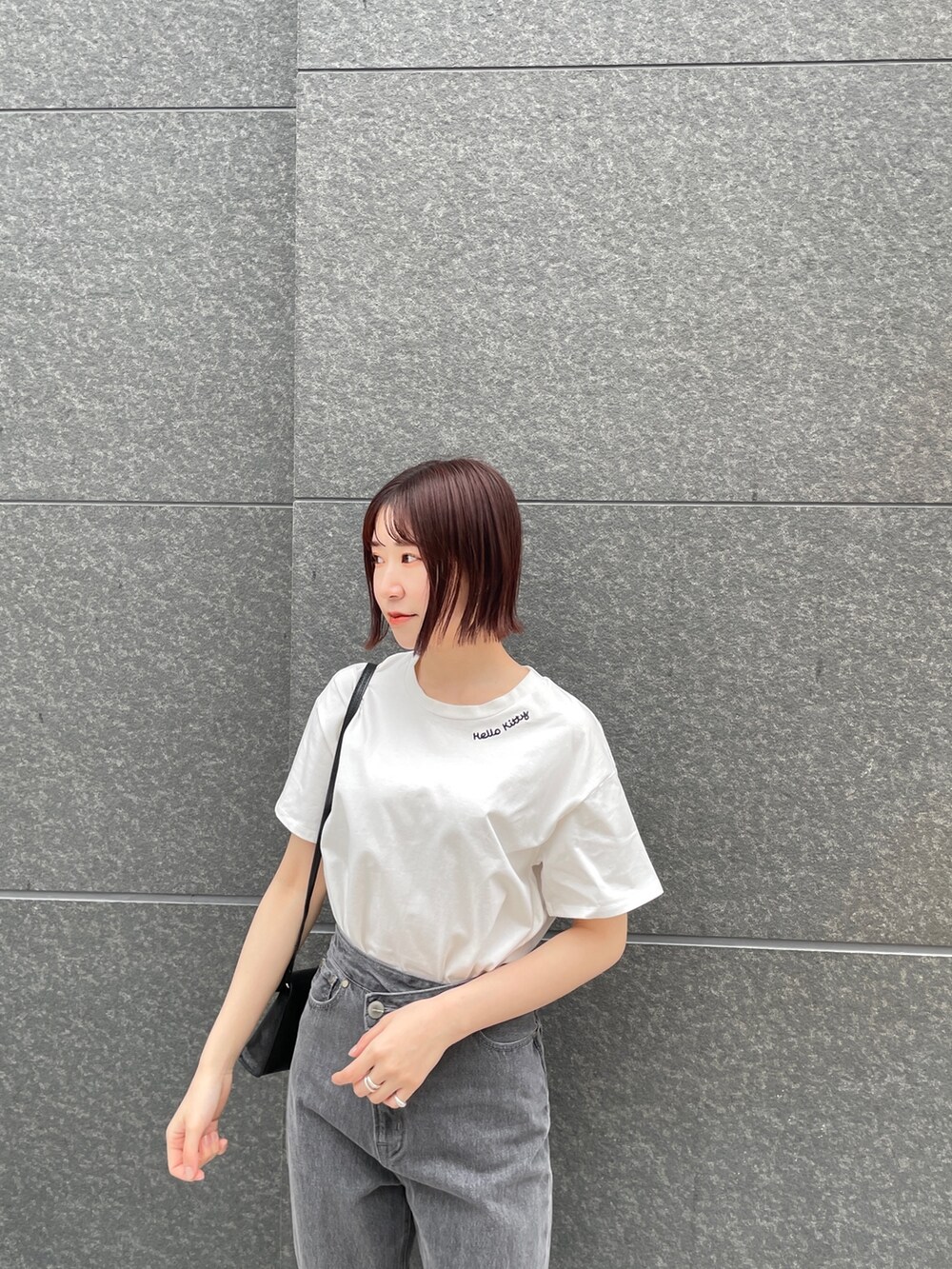ホワイト系のTシャツ/カットソー、ベージュ系のテーラードジャケット、シルバー系のパンプスを着用したレディースの春コーディネートの8枚目の写真