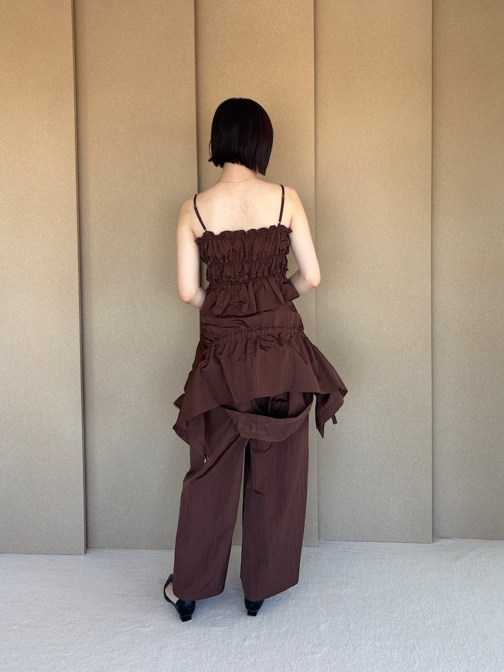 ブラウン系のその他パンツ、ブラック系のパンプス、ブラウン系のキャミソールを着用したレディースの春コーディネートの4枚目の写真