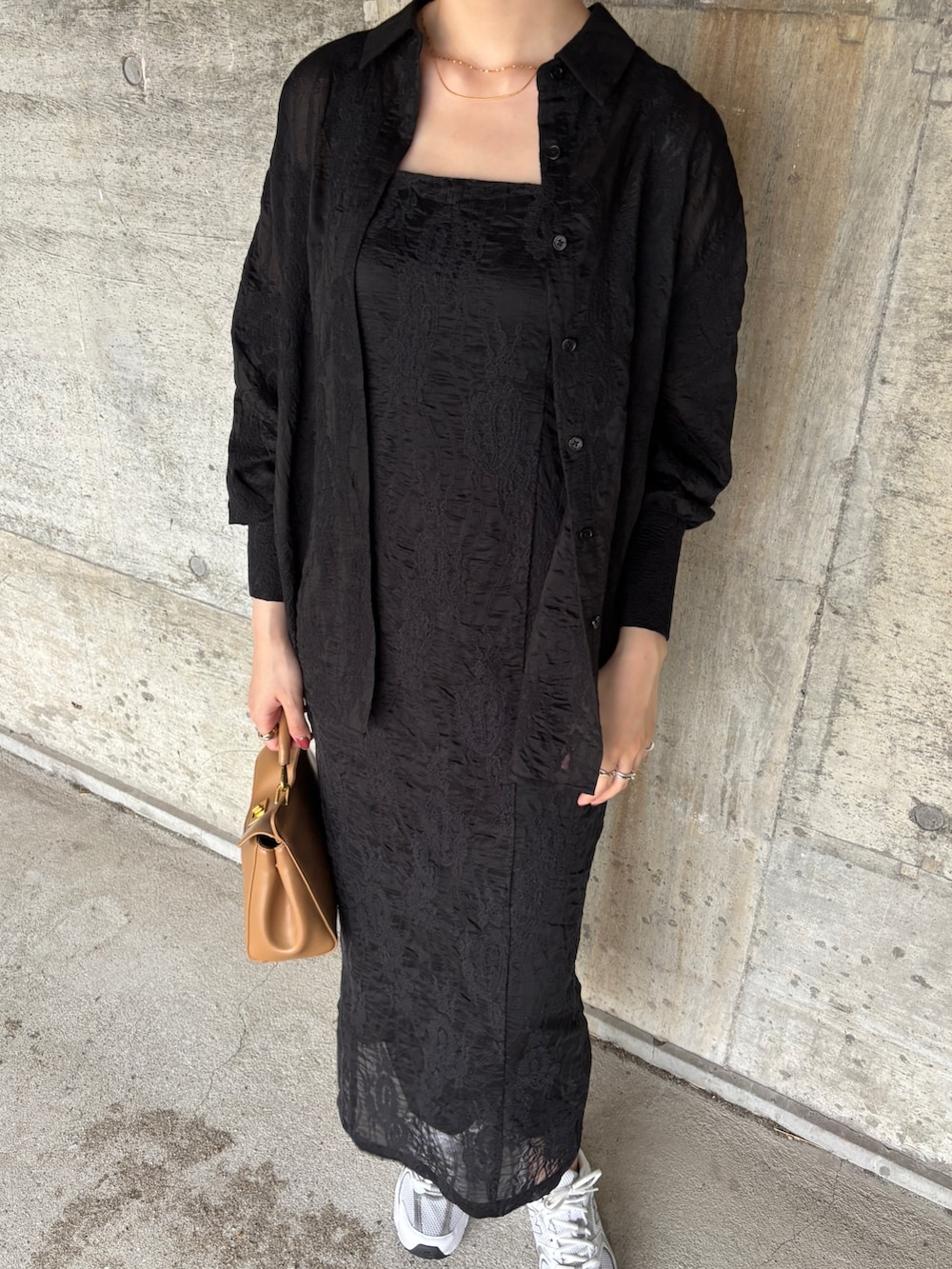 ブラック系のワンピース、ブラック系のシャツ/ブラウス、ブラウン系のボストンバッグを着用したレディースの夏コーディネートの6枚目の写真