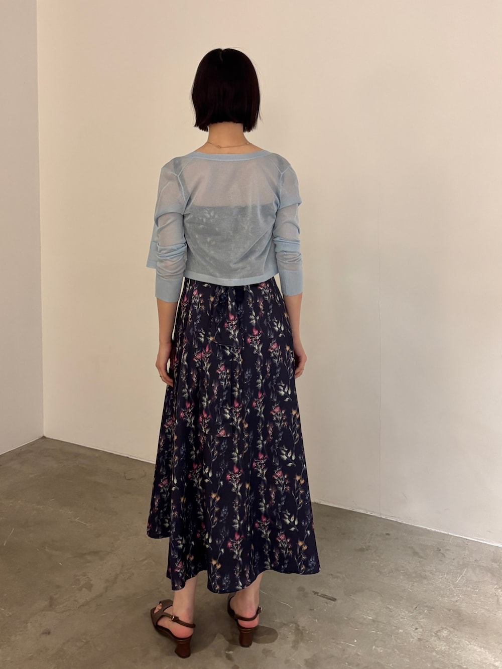 ブルー系のワンピース、ブルー系のカーディガン/ボレロ、ブラウン系のサンダルを着用したレディースの春コーディネートの4枚目の写真