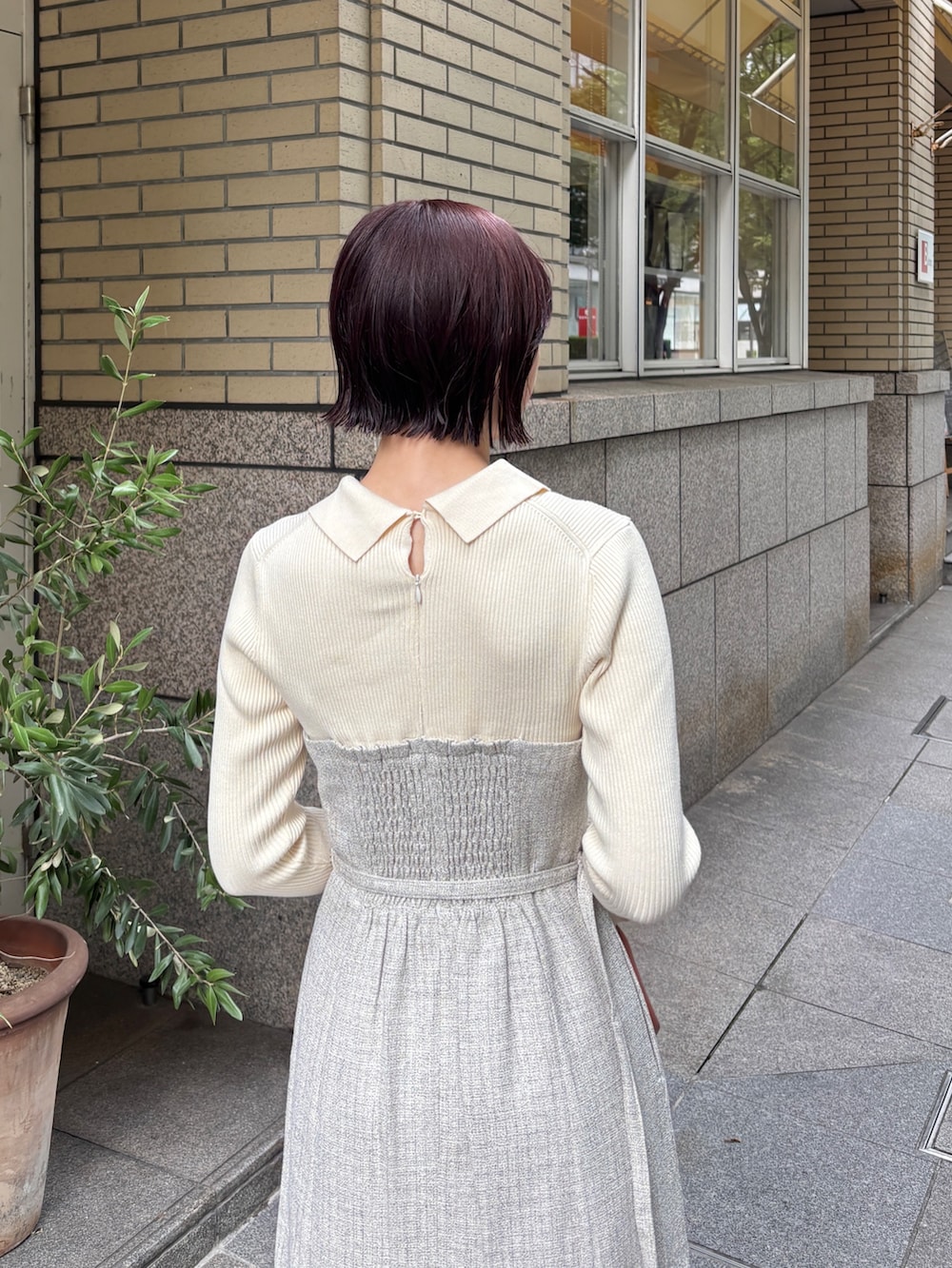 ホワイト系のワンピース、ブラウン系のハンドバッグ、ブラック系のブーツを着用したレディースの秋コーディネートの6枚目の写真