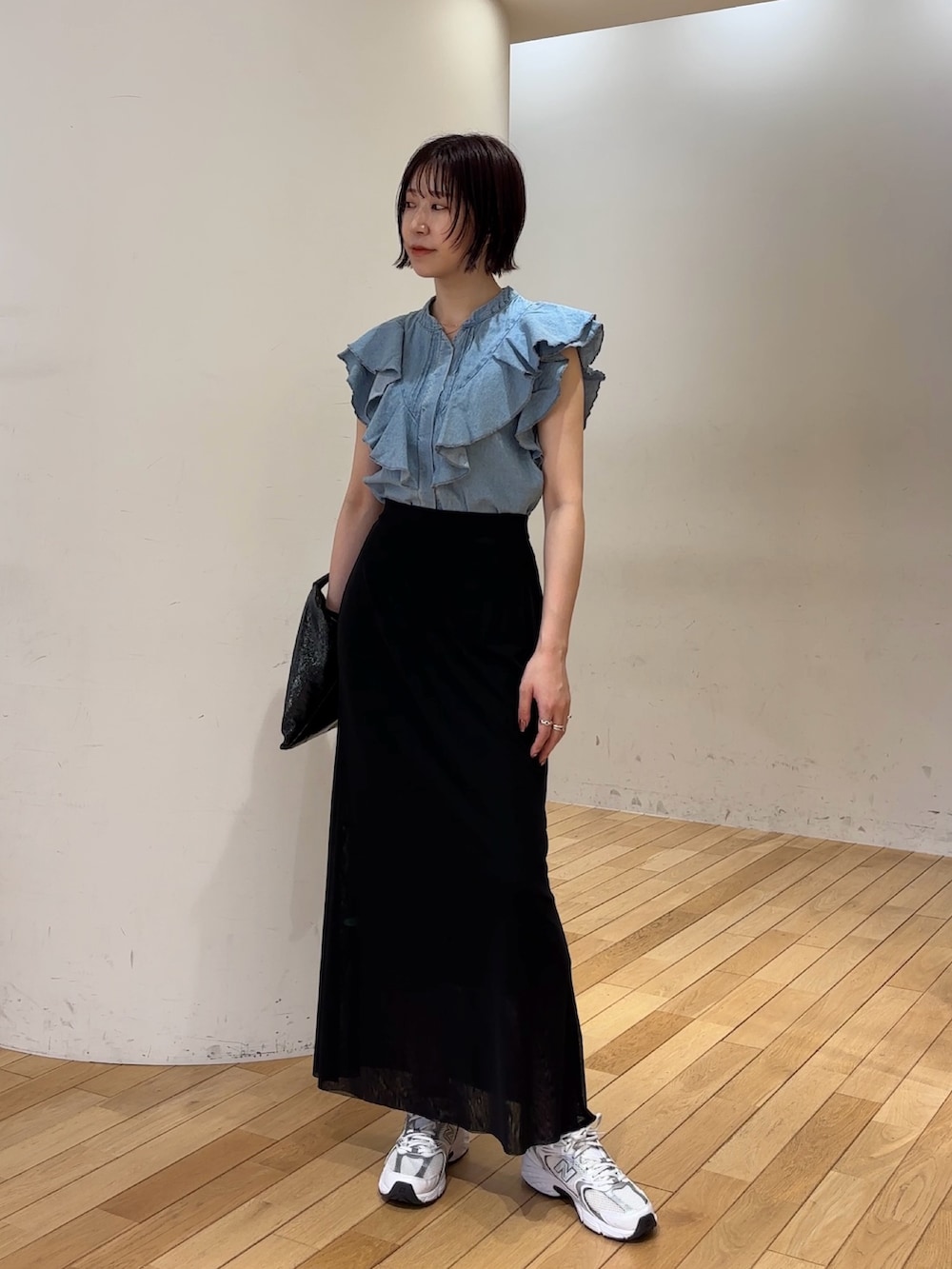 ブルー系のシャツ/ブラウス、ブラック系のスカート、ブラック系のキャップを着用したレディースの夏コーディネートの2枚目の写真