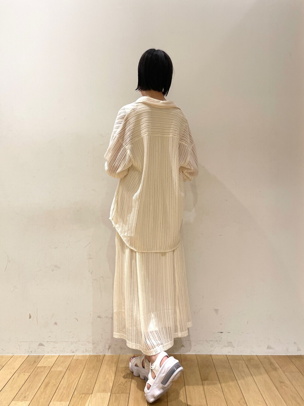 ホワイト系のシャツ/ブラウス、ホワイト系のハンドバッグ、ホワイト系のワンピースを着用したレディースの夏コーディネートの3枚目の写真