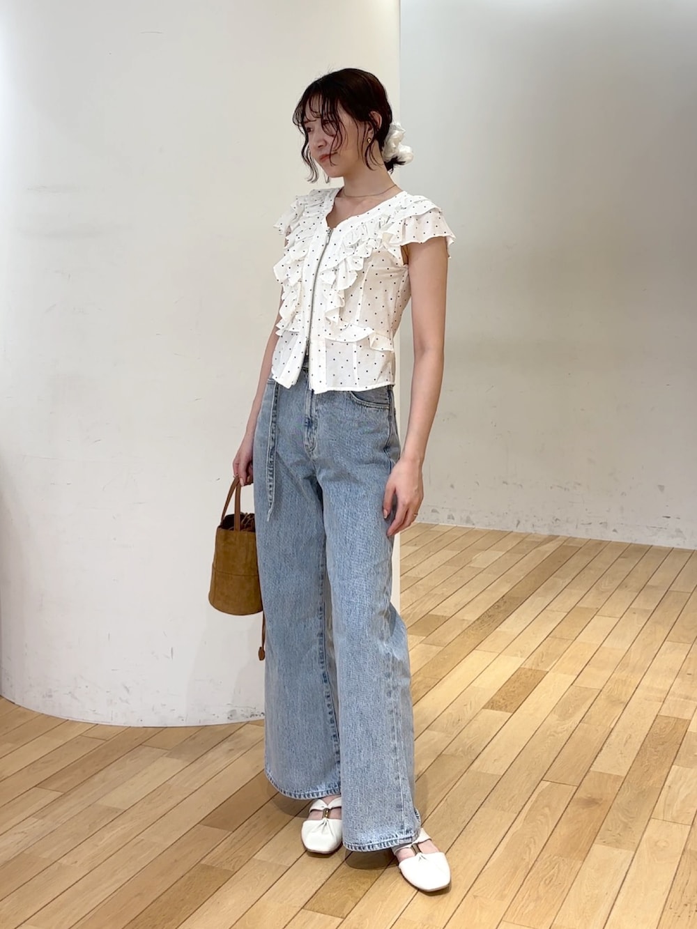 その他のシャツ/ブラウス、ブルー系のデニムパンツ、イエロー系のハンドバッグを着用したレディースの夏コーディネートの2枚目の写真