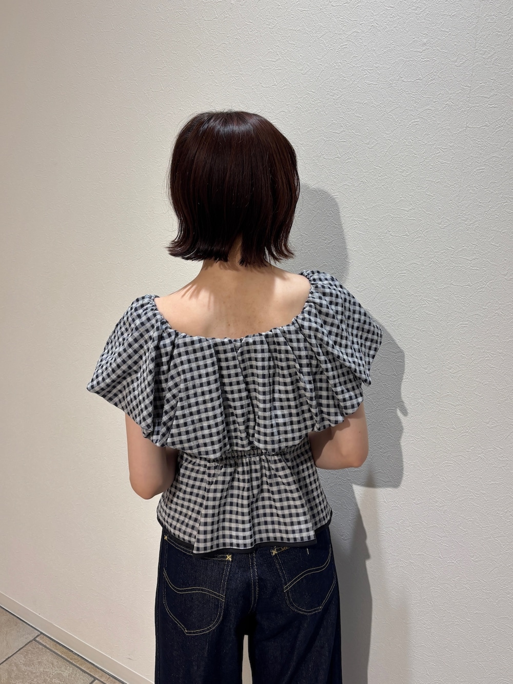 ブラック系のシャツ/ブラウス、ブルー系のデニムパンツ、ブラウン系のサンダルを着用したレディースの夏コーディネートの8枚目の写真