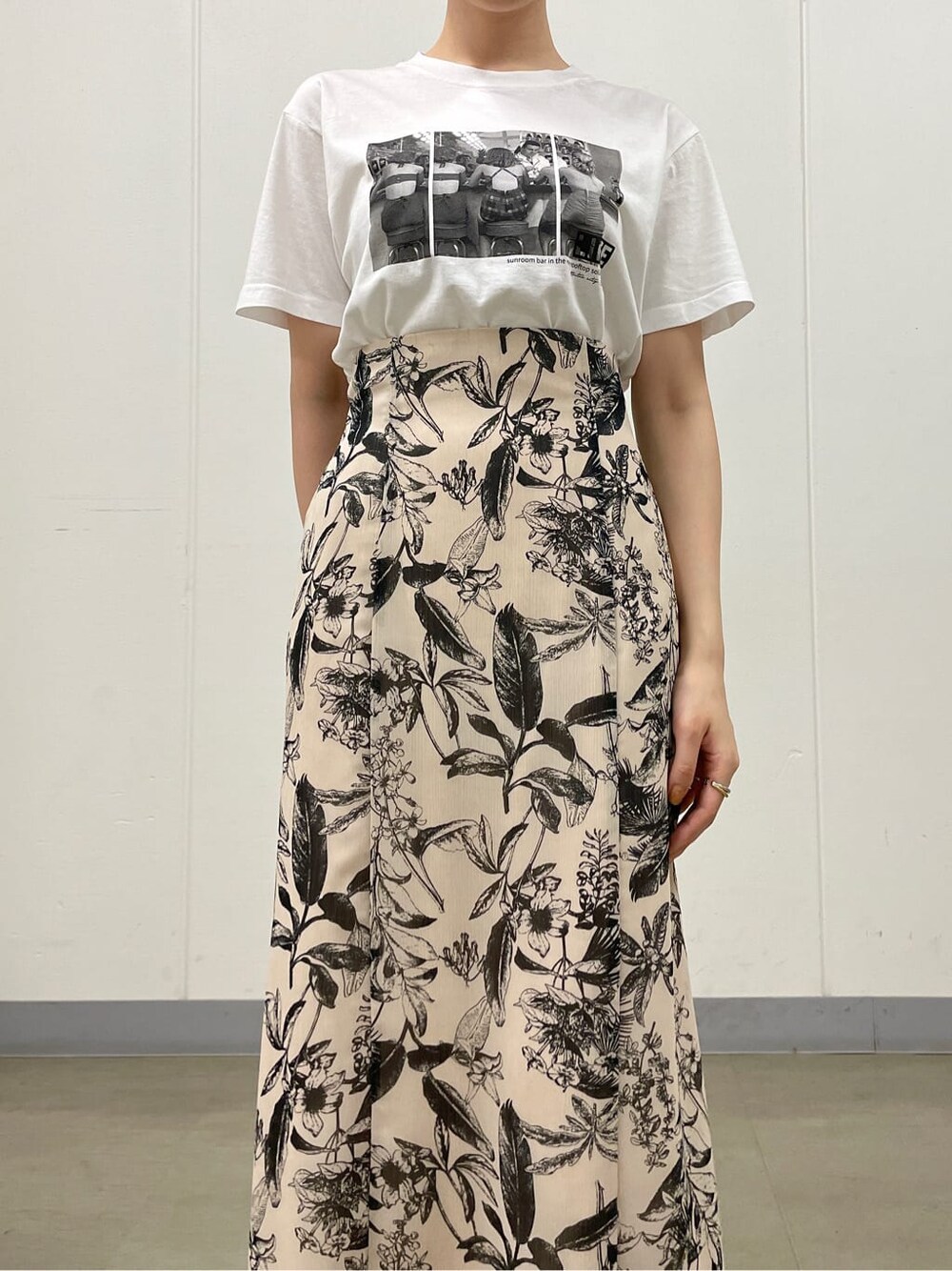 ベージュ系のスニーカー、ホワイト系のTシャツ/カットソー、ベージュ系のスカートを着用したレディースの夏コーディネートの6枚目の写真