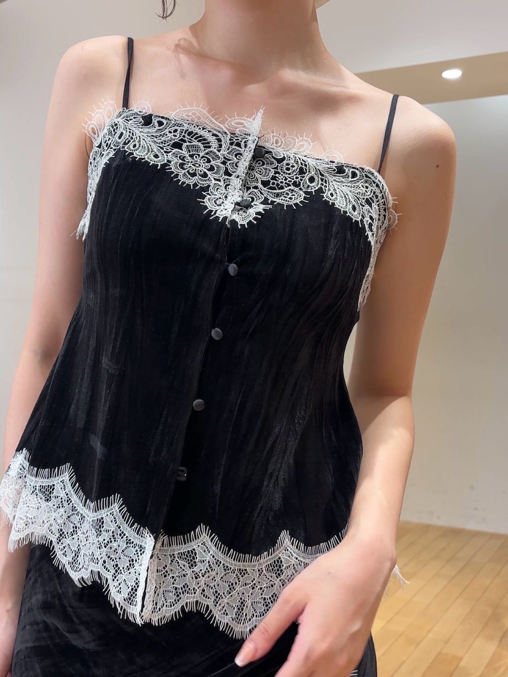 ブラック系のTシャツ/カットソー、ブラック系のスカート、ブラック系のハンドバッグを着用したレディースの夏コーディネートの5枚目の写真
