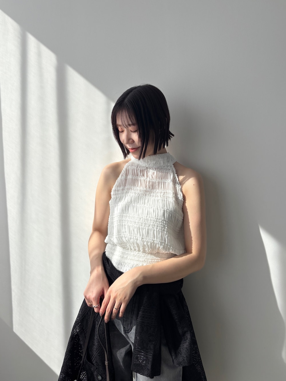 グレー系のデニムパンツ、ブラック系のパンプス、ブラック系のテーラードジャケットを着用したレディースの春コーディネートの5枚目の写真