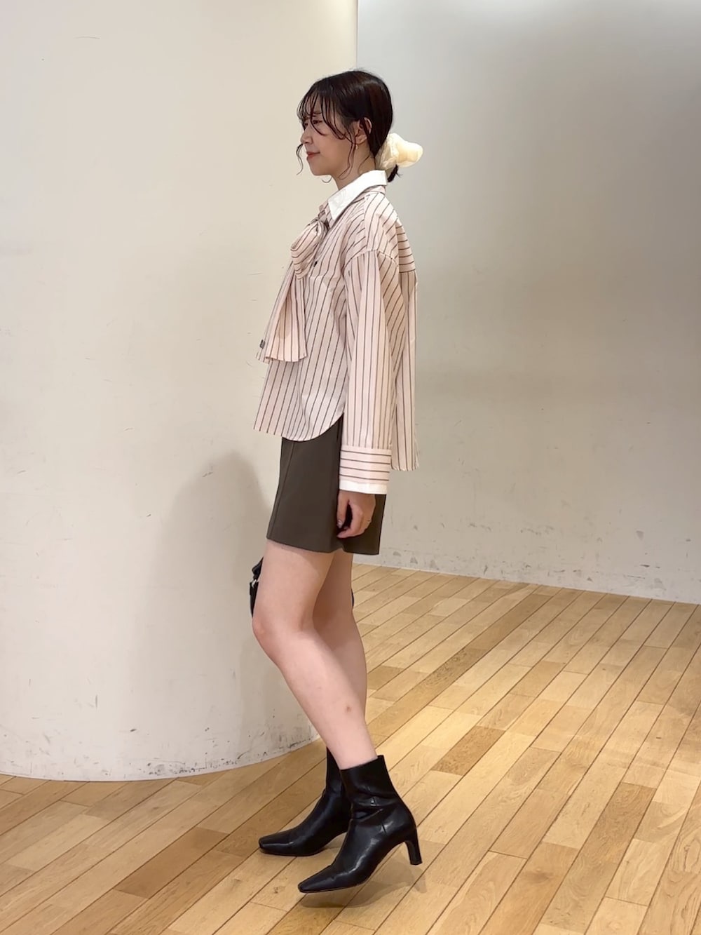 ブラウン系のその他パンツ、ブラック系のブーツ、ブラック系のハンドバッグを着用したレディースの夏コーディネートの3枚目の写真