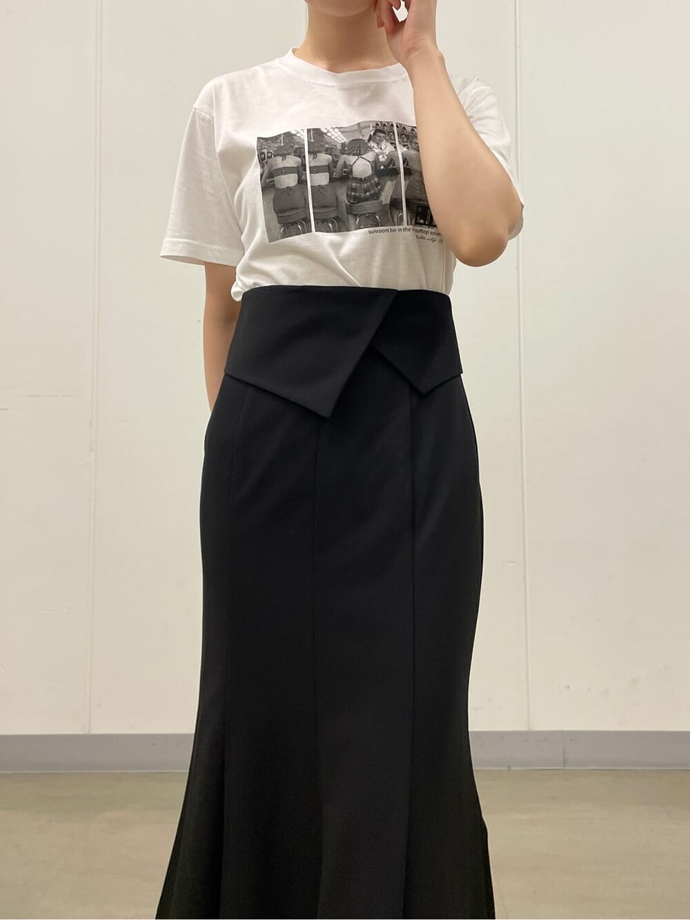 ベージュ系のスニーカー、ホワイト系のTシャツ/カットソー、ブラック系のスカートを着用したレディースの夏コーディネートの7枚目の写真