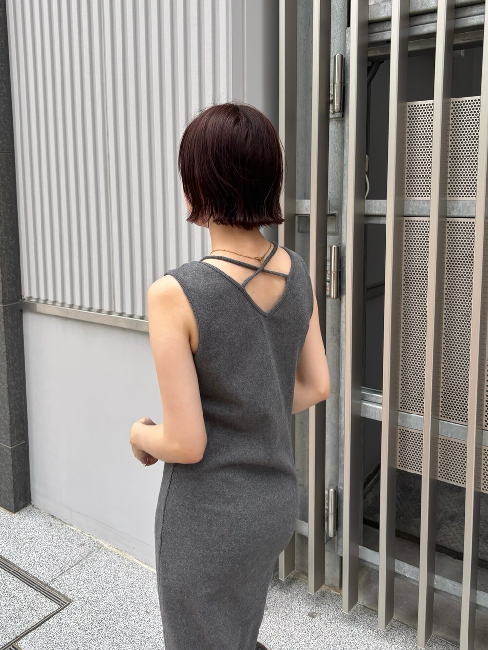 グレー系のワンピースを着用したレディースの夏コーディネートの6枚目の写真