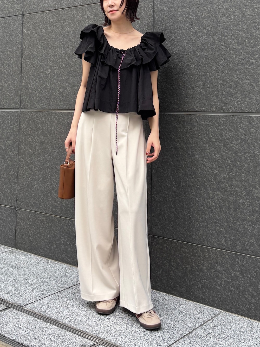ホワイト系のその他パンツ、イエロー系のハンドバッグ、ブラック系のシャツ/ブラウスを着用したレディースの冬コーディネートの7枚目の写真